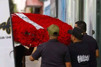 El ataúd dorado, rodeado de coronas florales y música de banda, marcó el último adiós a “El Mencho” en un cementerio de Zapopan, bajo fuerte resguardo policial