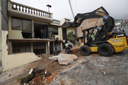 La parte delantera del camión quedó destrozada y su conductor permanece en una casa de salud, recuperándose de sus heridas.