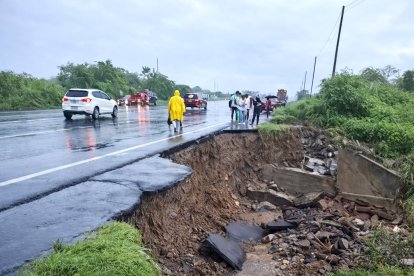 La vía Santa Elena - Guayaquil muestra daños tras torrencial aguacero.