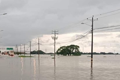 El nivel del agua, en la vía Babahoyo-Jujan supera los 80 centímetros.