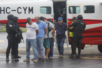 Los 16 detenidos en Ecuador fueron presentados por el ministro Reimberg y la Policía.