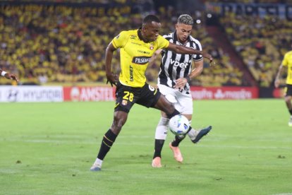 Jhonny Quiñónez, volante del Barcelona SC, en acción ante el Botafogo.