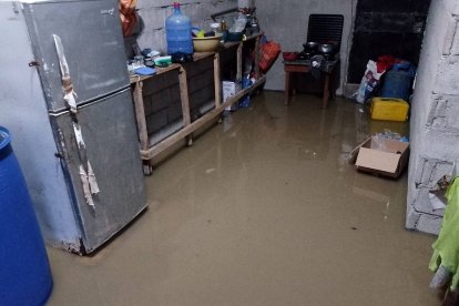Una vivienda de la parroquia Lagarto, cantón Rioverde, quedó anegada por el temporal invernal 2026; familias reportan pérdida de enseres y condiciones precarias.