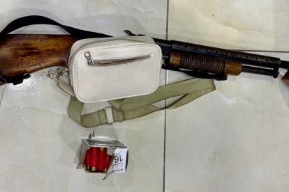 Las autoridades también incautaron armas en las redadas.