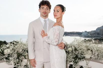 Charles Leclerc y Alexandra Saint Mleux posan en un balcón decorado con flores blancas en Mónaco