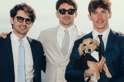 Charles Leclerc posa con sus hermanos y su perro Leo