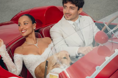 Los flamantes esposos Charles Leclerc y Alexandra Saint Mleux con Leo pasearon en un automóvil Ferrari de colección tras dar el 