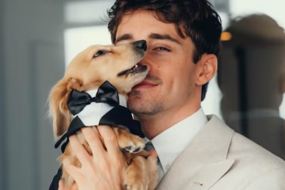 El recién casado Charles Leclerc con Leo, el perrito que se robó todos los flashes en la boda.
