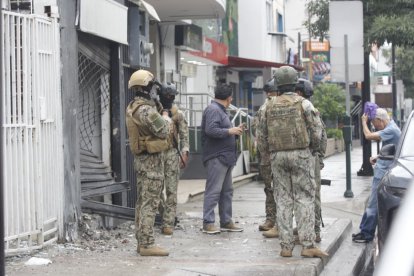 Patrullaje militar en la zona tras el tercer atentado contra el negocio.