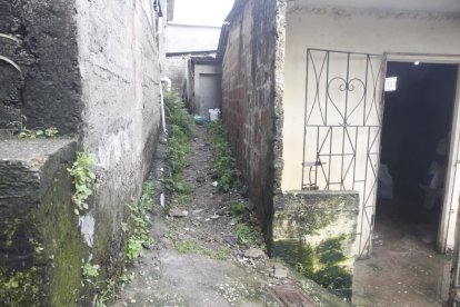 Policías acordonan la escena del crimen en Mapasingue Este, la madrugada de este miércoles.