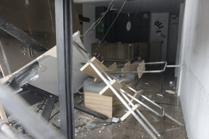El interior del local quedó destruido: mobiliario volcado, vidrios esparcidos y daños estructurales evidencian la fuerza de la explosión.