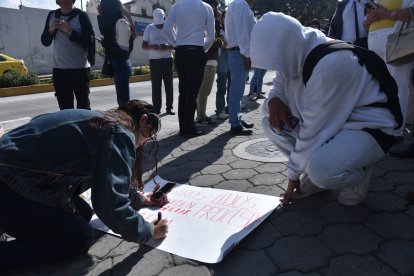 Varias personas que transitaban por el lugar se unieron a la medida de hecho.