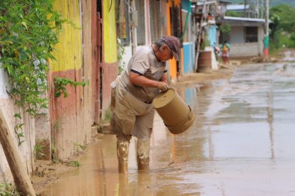 En la parroquia Leonidas Plaza, del cantón Sucre, hay lodo acumulado en varios sectores.