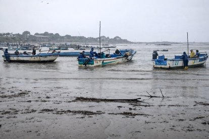 Pescadores del puerto de Chanduy vivieron momentos dramáticos ante la emergencia.