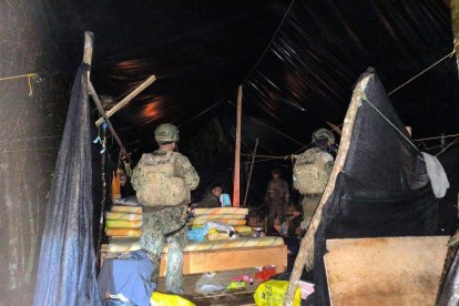 Campamento clandestino descubierto por la Armada en la Reserva Cayapas–Mataje, utilizado por grupos criminales para actividades logísticas y construcción de embarcaciones.