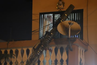 Así quedó el poste sobre el balcón de la residencia en Nicolás Augusto González y Tungurahua.