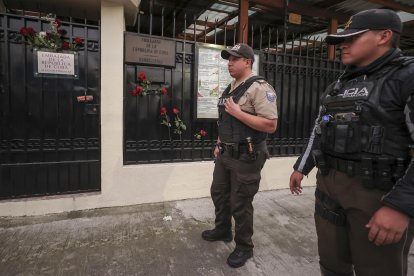 Policías resguardan los alrededores de la embajada de Cuba en Quito tras la crisis diplomática.