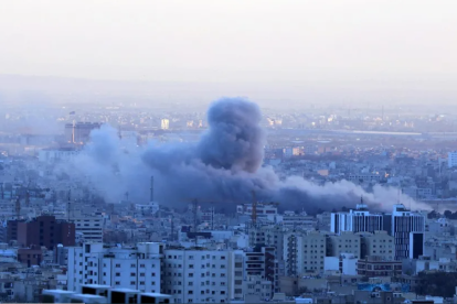 El humo se eleva tras un ataque aéreo en el centro de Teherán, Irán.