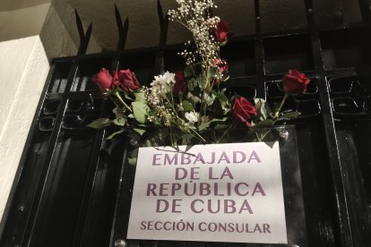 Personas que rechazaron la decisión de Daniel Noboa fueron a la embajada de Cuba a expresar su rechazo.