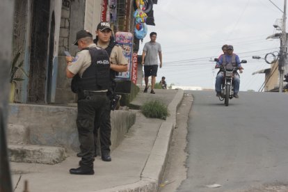Policías y personal de Criminalística realizan diligencias tras el hallazgo de sacos con restos humanos en Flor de Bastión.