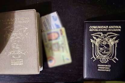 Entre las evidencias constan pasaportes.