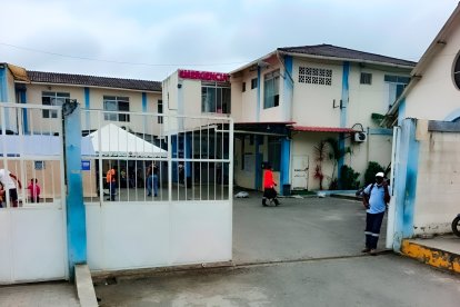 La fachada del Hospital Básico de Atacames, donde inicialmente fue atendida la mujer herida en el ataque armado ocurrido en el barrio Los Albergues de Tonsupa.