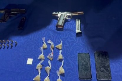 Entre las evidencias constan armas y sustancias.