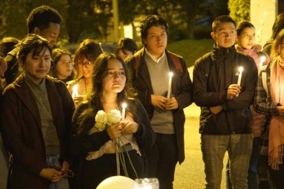 Sus compañeros le hicieron un homenaje póstumo afuera de la facultad.