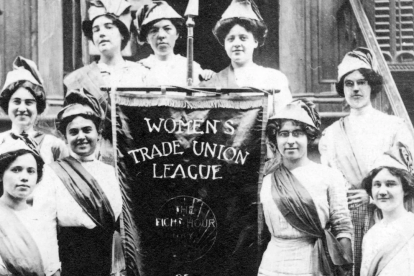 Integrantes de la Liga Sindical de Mujeres (WTUL) de Nueva York sostienen una pancarta en defensa de la jornada laboral de ocho horas.