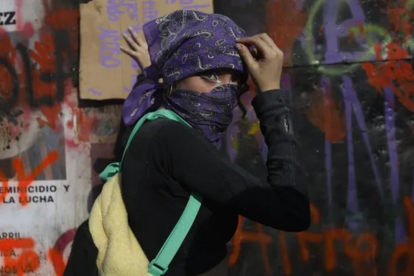 El pañuelo morado simboliza la lucha contra la desigualdad de género.