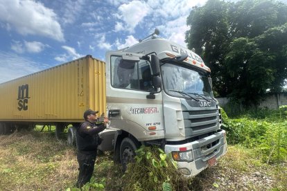 Los policías procedieron a verificar si era el camión robado.