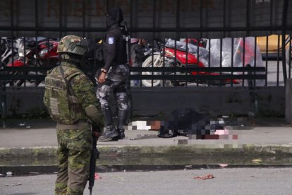El hombre asesinado en el paradero de bus fue cubierto con un plástico negro.