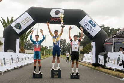 Alejandro Pita, del Extreme Riders Cayambe (i) y Anthony Coque (Team Best PC) completaron el podio del Interclubes
