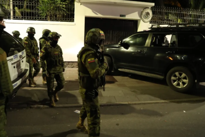 Integrantes de un cuerpo élite de la Policía ecuatoriana irrumpen en la Embajada de México para detener al exvicepresidente Jorge Glas, en Quito