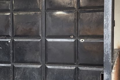 En las paredes y puertas se observan impactos de bala.
