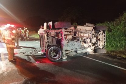 Equipos de emergencia atendieron a varios militares heridos luego de un accidente de tránsito.