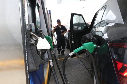 El sistema de bandas aplicado en Ecuador provoca que el precio de los combustibles cambie cada mes.