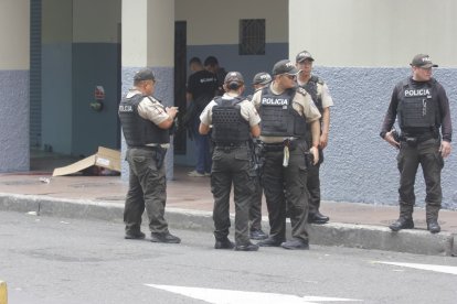 Agentes de la Policía en el lugar del ataque.