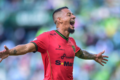 El mediocampista ecuatoriano Jefferson Intriago celebra durante un partido con Mazatlán FC