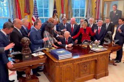 El encuentro reunió a líderes religiosos que pidieron protección y fortaleza para el presidente y las tropas de Estados Unidos