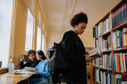 El auge de la inteligencia artificial está creando nuevos perfiles profesionales en el derecho, donde abogados combinan leyes y tecnología