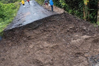 El agua arrasó un tramo de la carretera que conecta a varias comunidades rurales del cantón Bolívar.