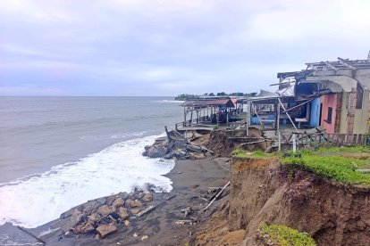 La fuerza del mar está erosionando el suelo en Playa Varadero.