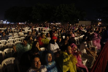 Cientos de personas llegaron con paraguas y capas al Arena Park para disfrutar del concierto con el que el artista celebra dos décadas de carrera.