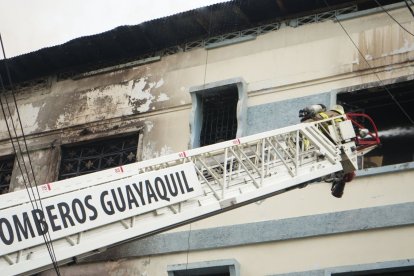 Bomberos combaten el incendio en una edificación de tres plantas en el centro de Guayaquil.