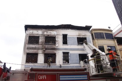 El incendio en el centro de Guayaquil no está del todo controlado.
