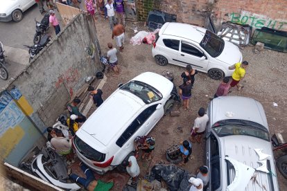 Sujetos en moto llegaron al taller y entraron para matar a las tres personas