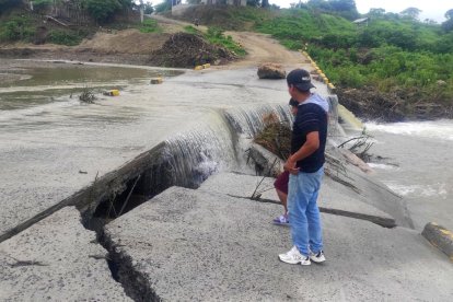 El puente badén en la comuna Salanguillo está destruido por la fuerte corriente del río.