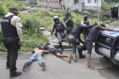 Neutralizados. Sospechosos fueron reducidos durante una intervención policial en medio de un ambiente de alta tensión.