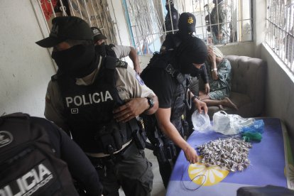 Contra el microtráfico. Los continuos allanamientos son una herramienta clave para tratar de frenar la venta de drogas en los barrios.